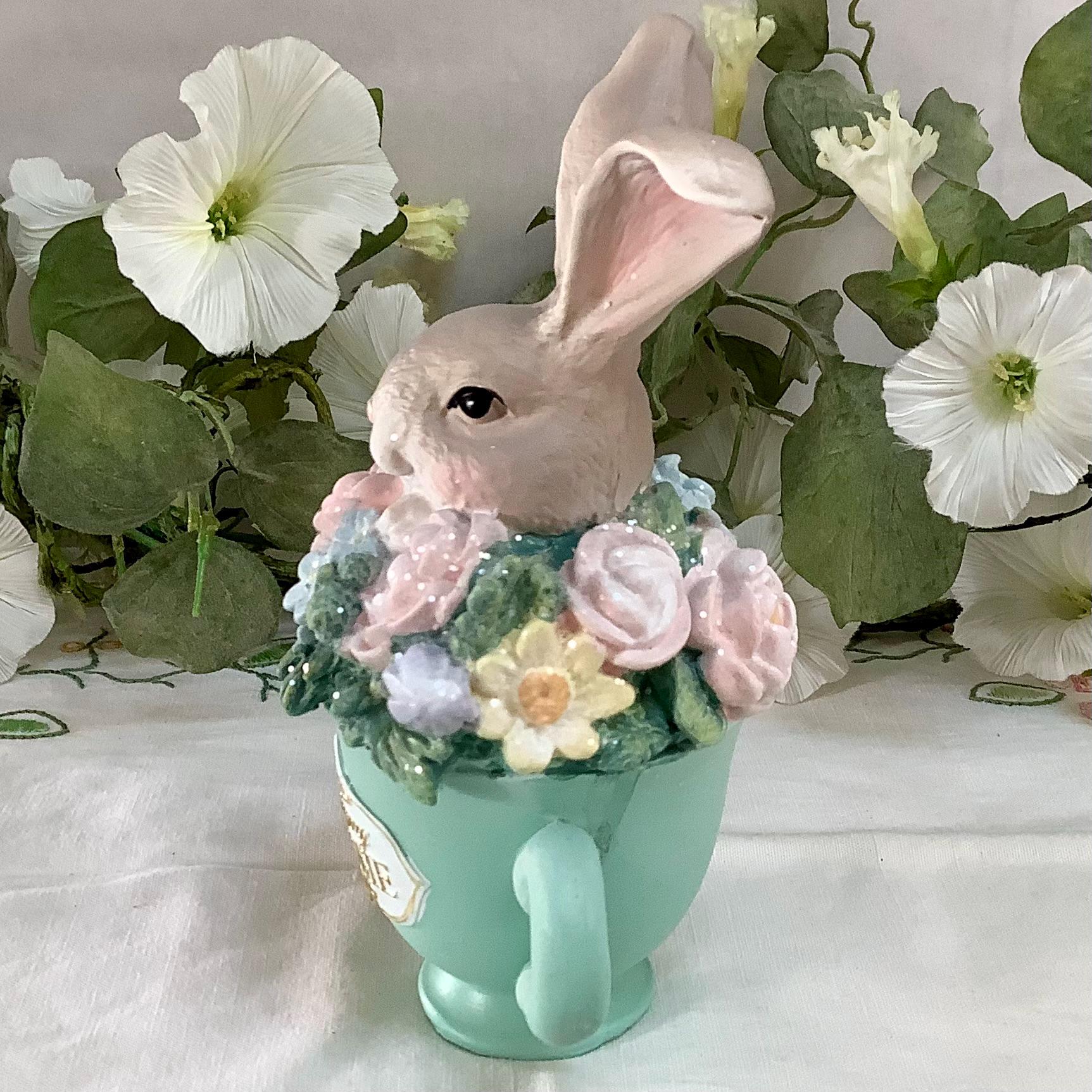Figurine monsieur lapin dans tasse décoration de Pâques vintage ht 16 cm