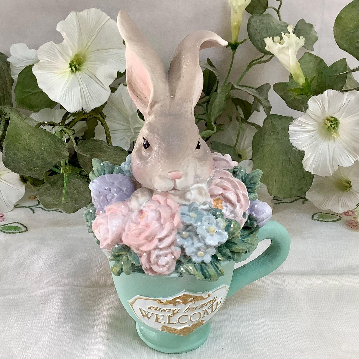 Figurine monsieur lapin dans tasse décoration de Pâques vintage ht 16 cm