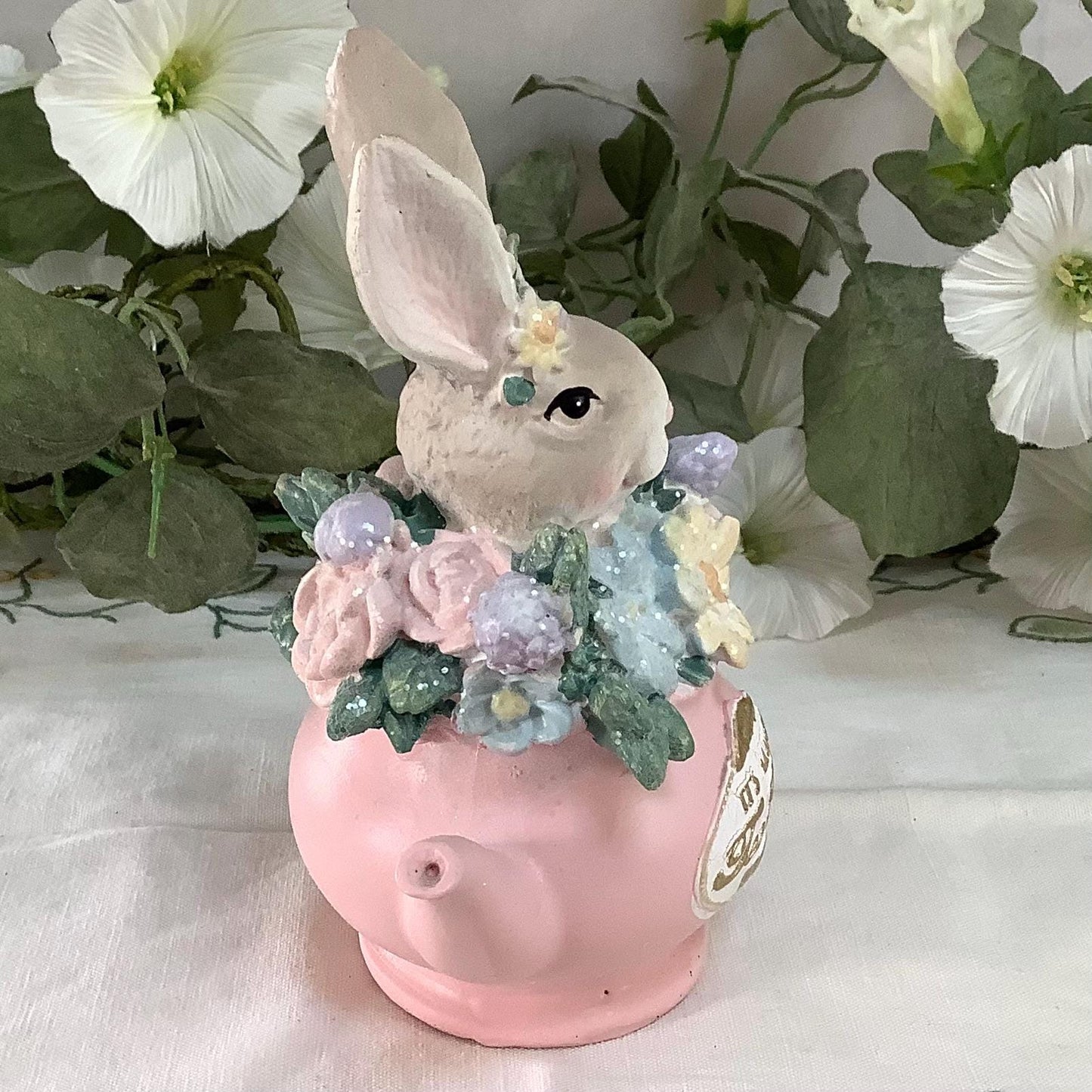 Figurine madame lapin dans tasse rose décoration de Pâques vintage ht 16 cm