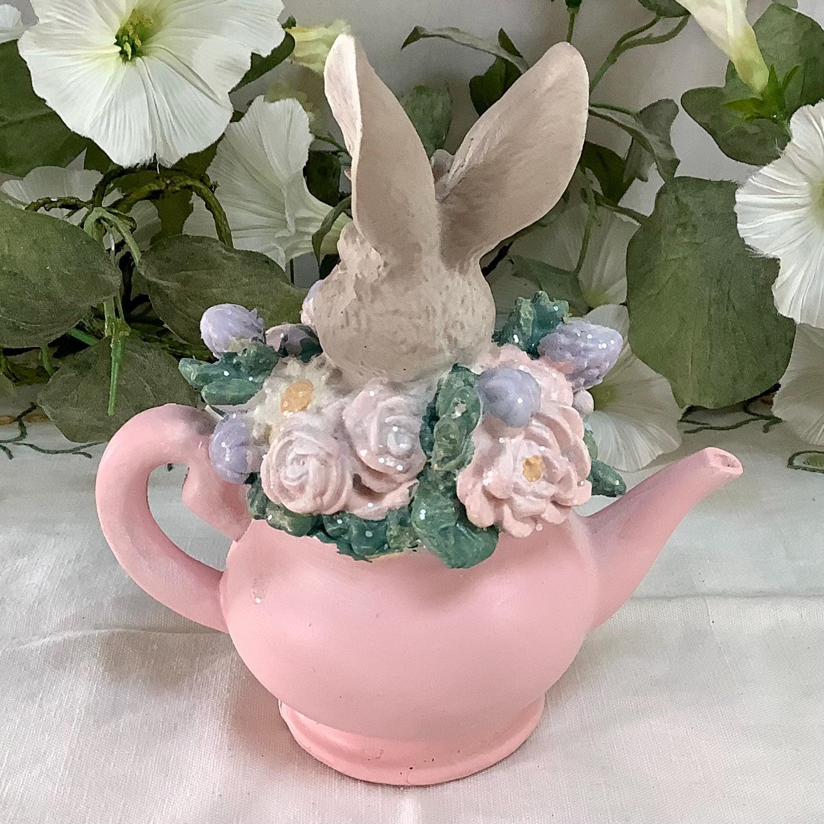 Figurine madame lapin dans tasse rose décoration de Pâques vintage ht 16 cm