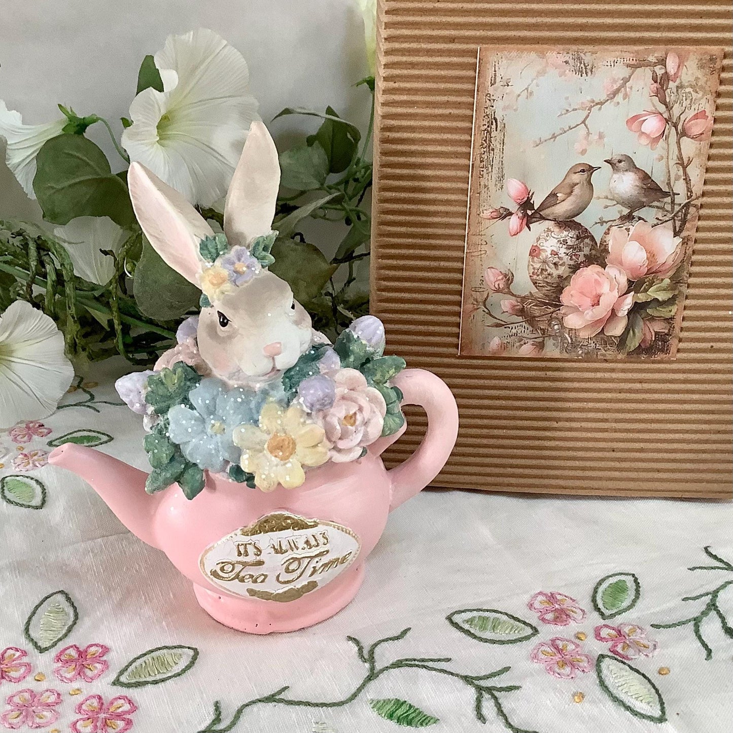 Figurine madame lapin dans tasse rose décoration de Pâques vintage ht 16 cm