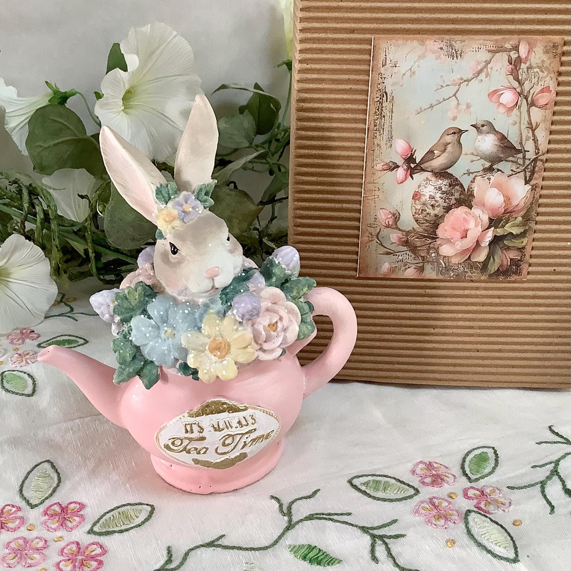 Figurine madame lapin dans tasse rose décoration de Pâques vintage ht 16 cm