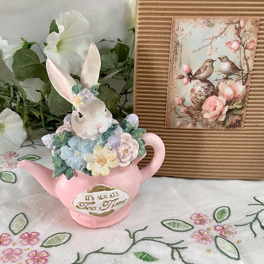 Figurine madame lapin dans tasse rose décoration de Pâques vintage ht 16 cm