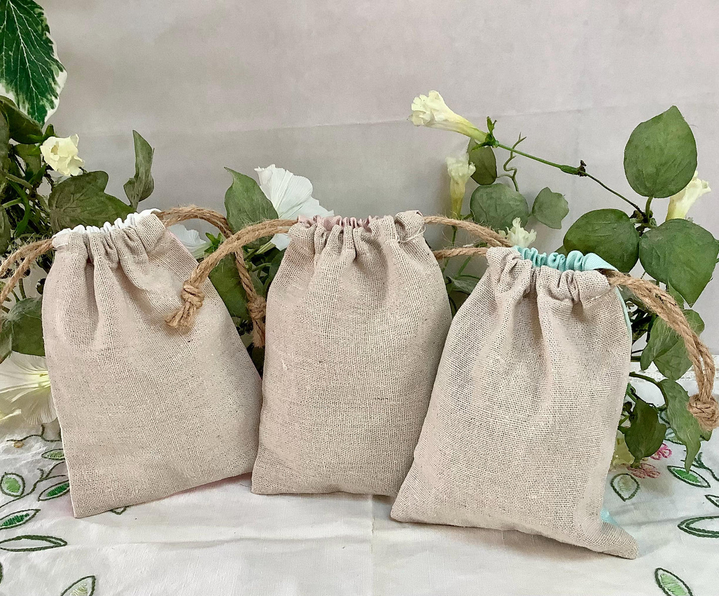 Sac tissu imprimé lapin de Pâques trois modèles ht 16.5 cm