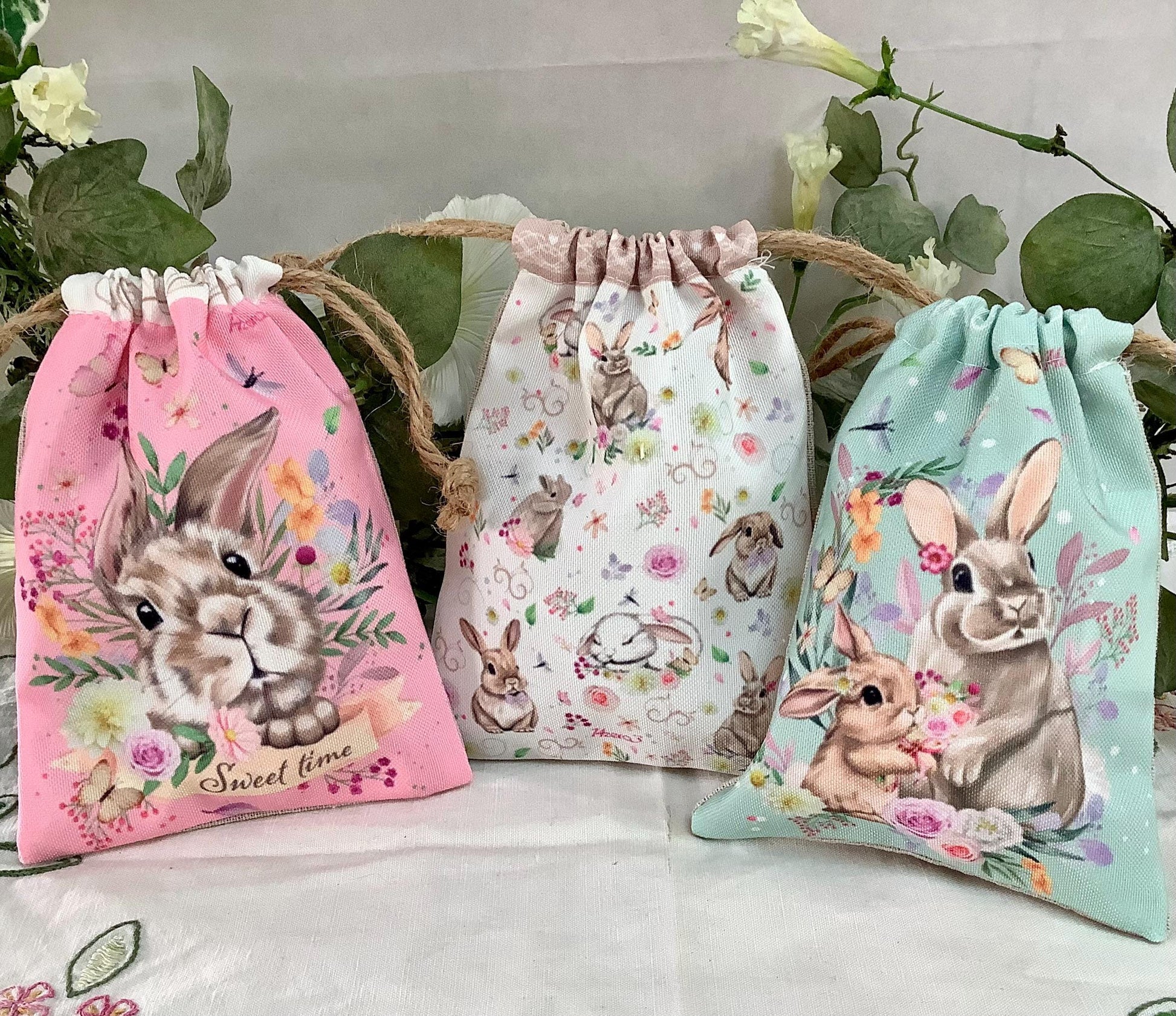 Sac tissu imprimé lapin de Pâques trois modèles ht 16.5 cm