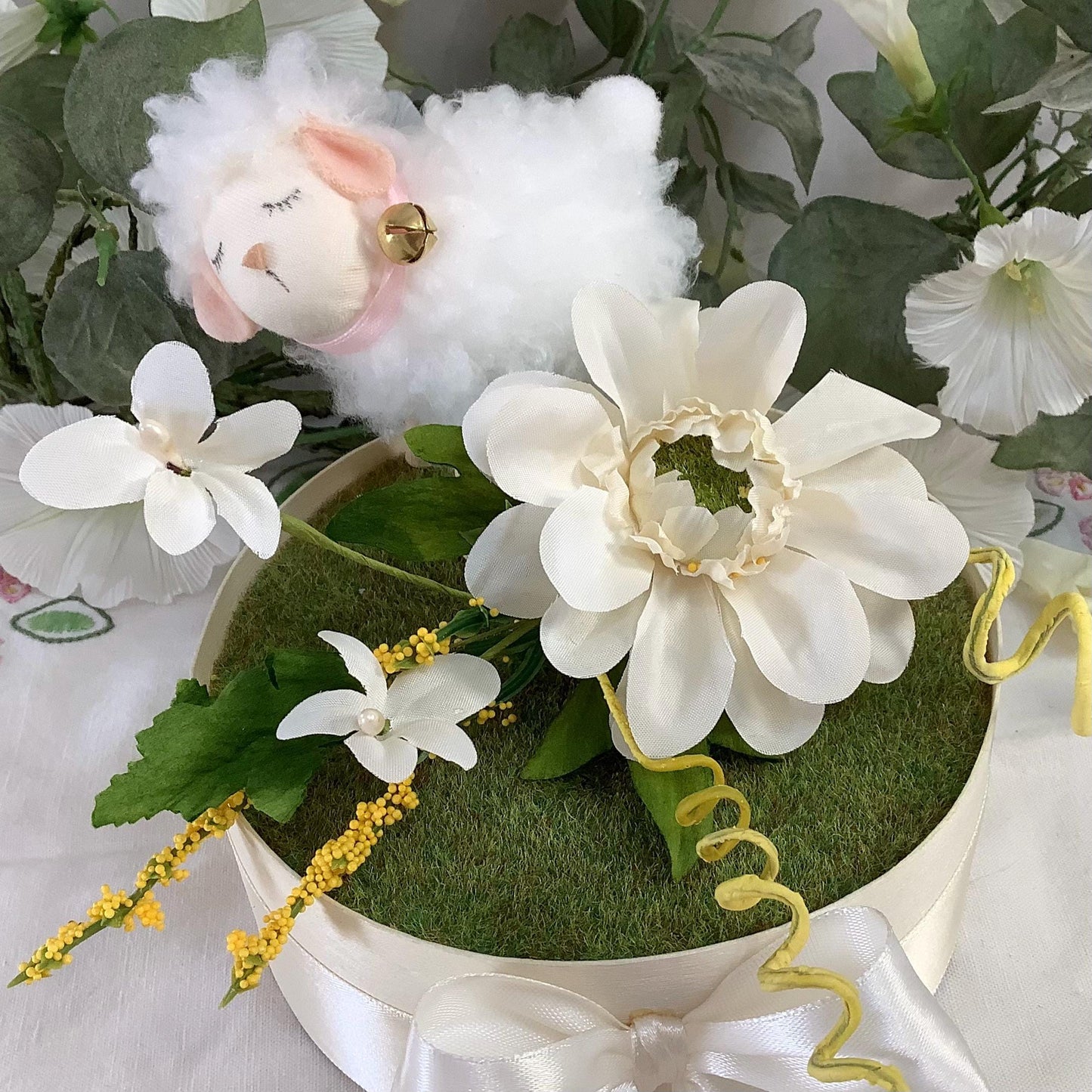 Composition florale Pâques mouton blanc ht 15 cm