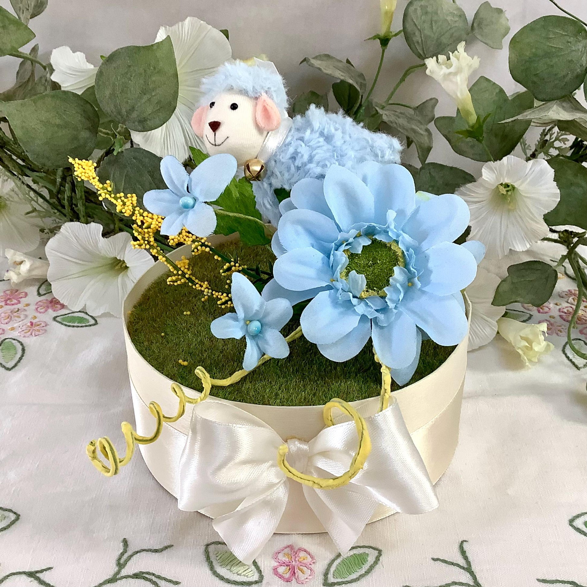 Composition florale Pâques mouton bleu ht 15 cm