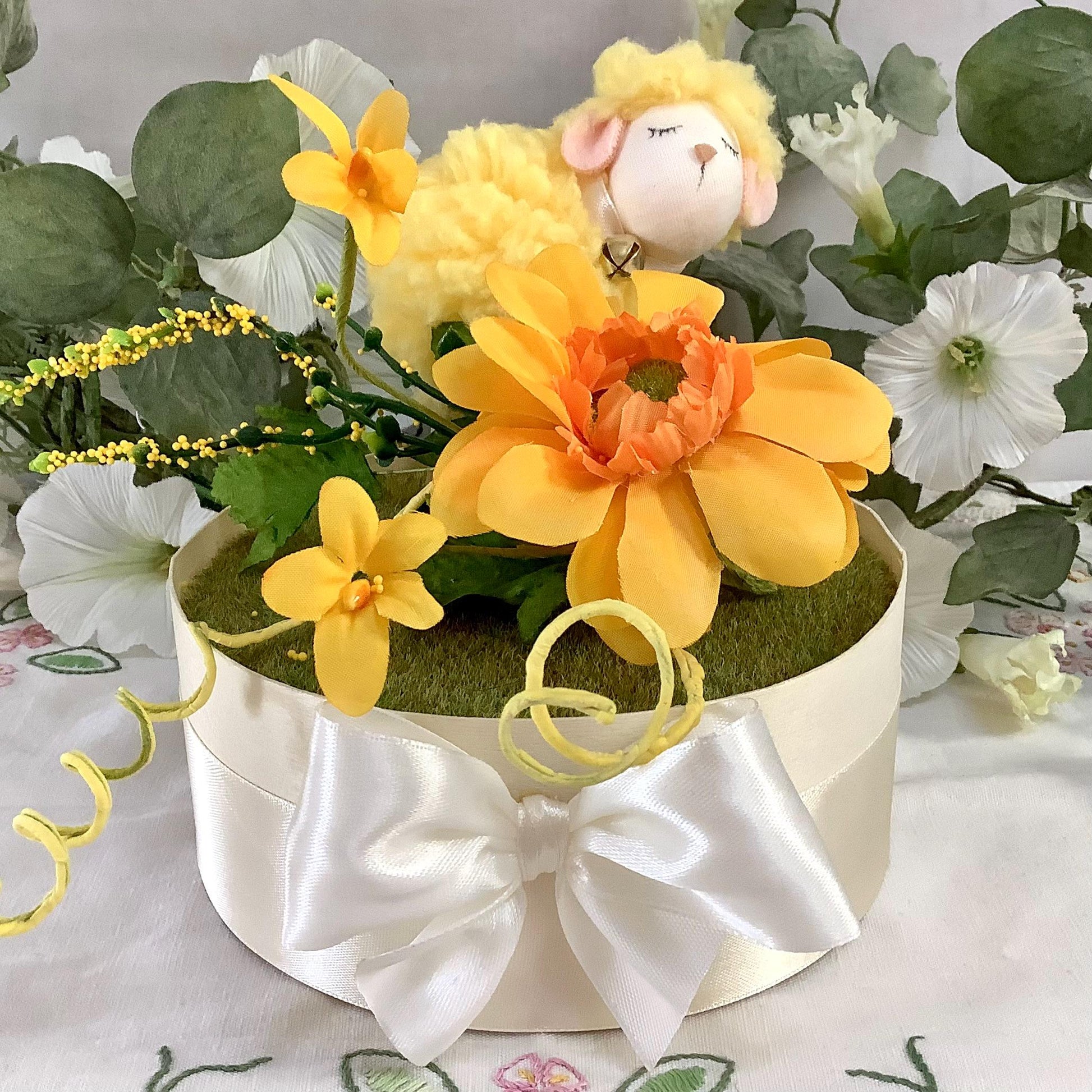 Composition florale Pâques mouton jaune ht 15 cm