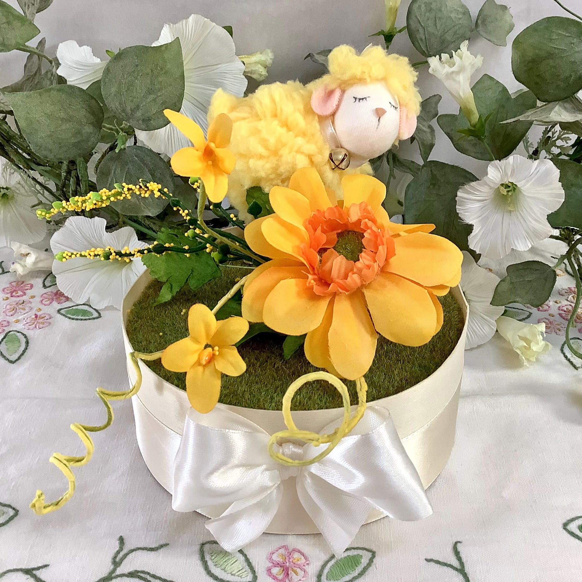 Composition florale Pâques mouton jaune ht 15 cm