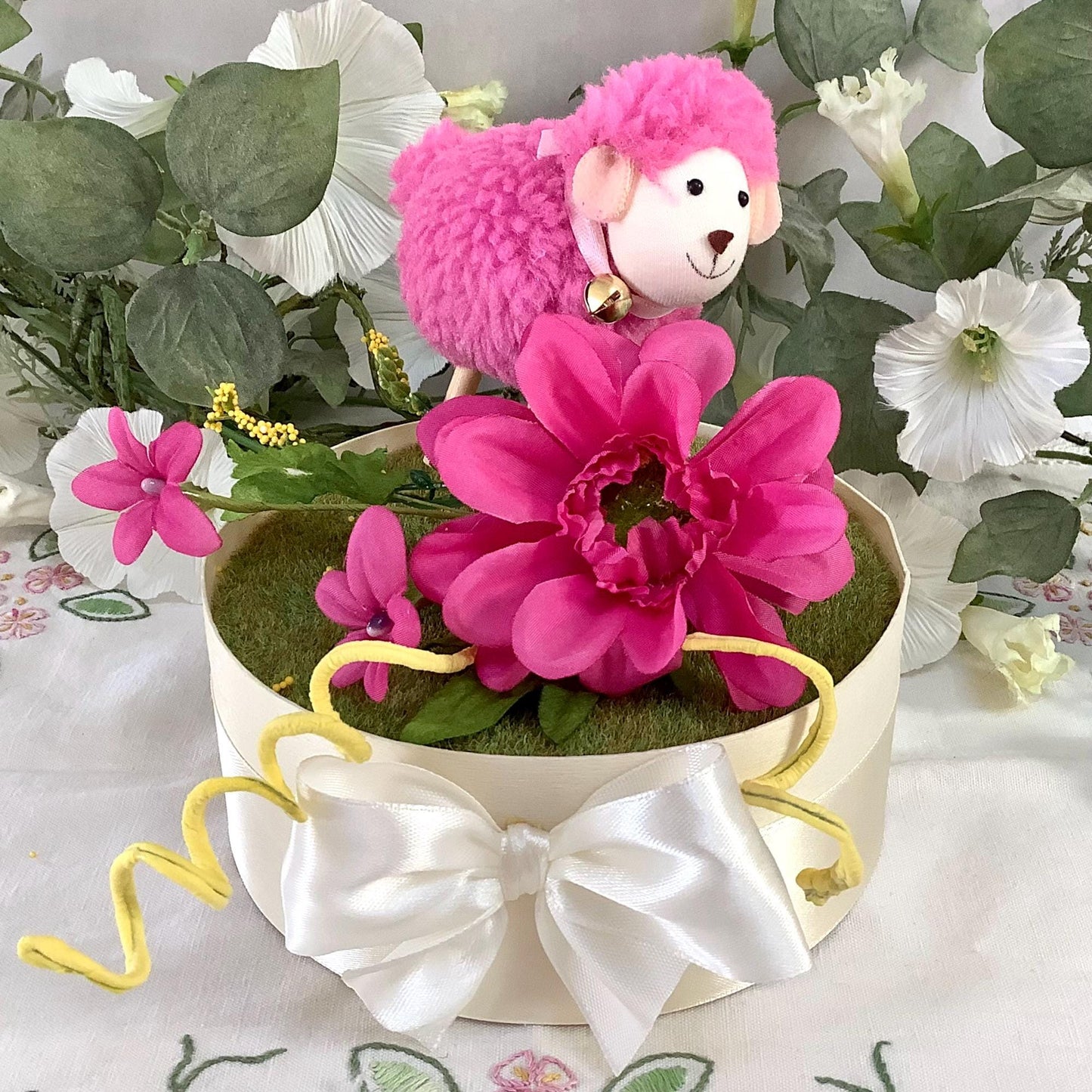 Composition florale Pâques mouton rose ht 15 cm