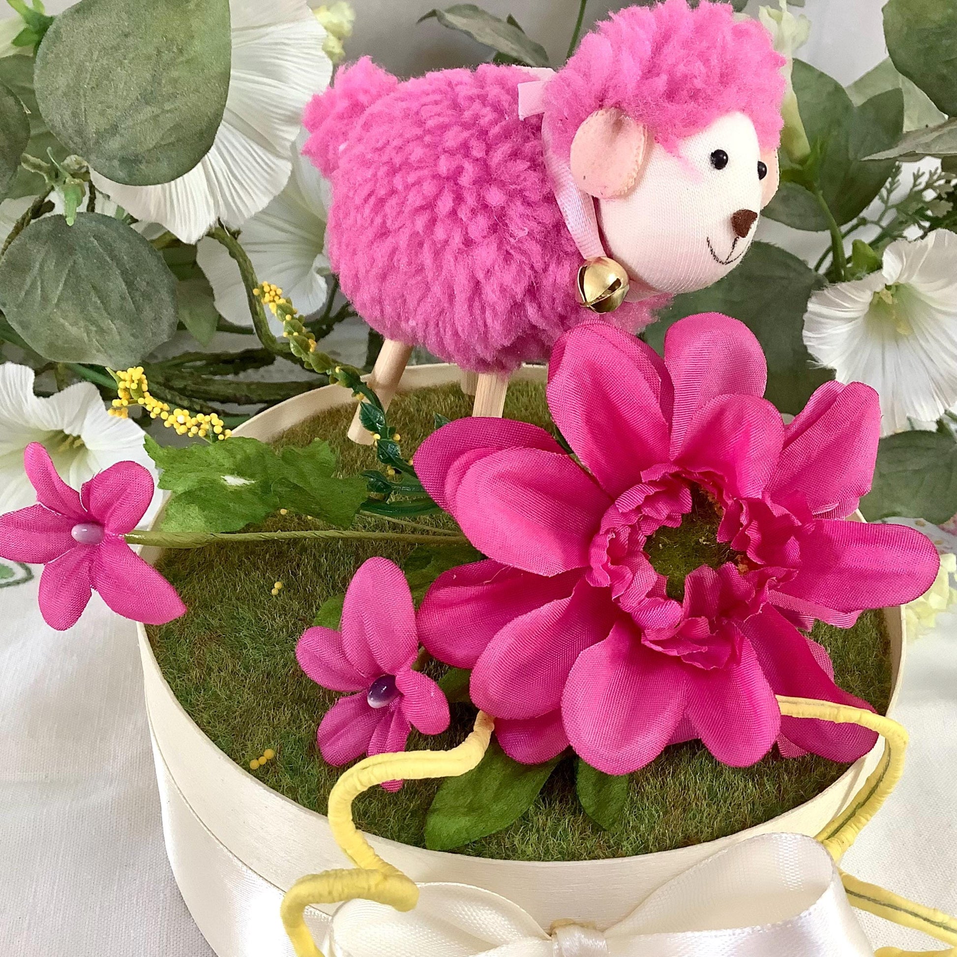 Composition florale Pâques mouton rose ht 15 cm