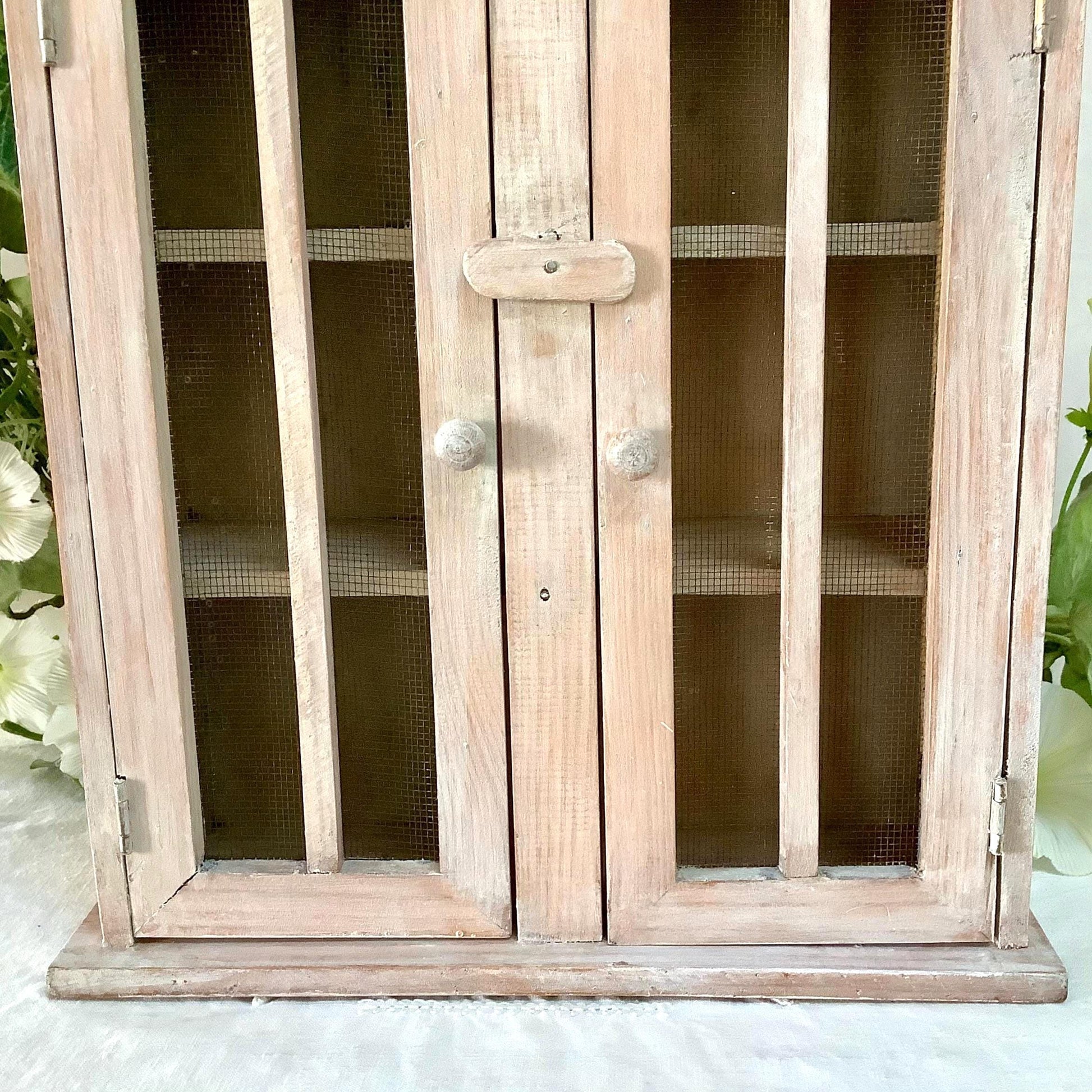 Petite armoire garde manger vintage bois blanchi ht 37 cm