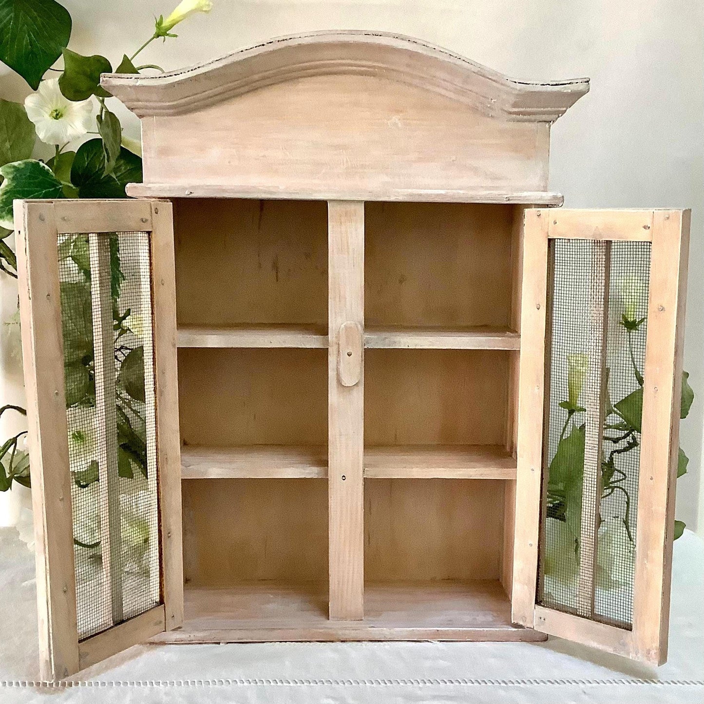 Petite armoire garde manger vintage bois blanchi ht 37 cm