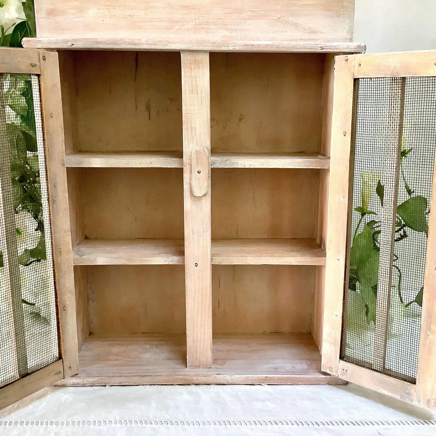 Petite armoire garde manger vintage bois blanchi ht 37 cm