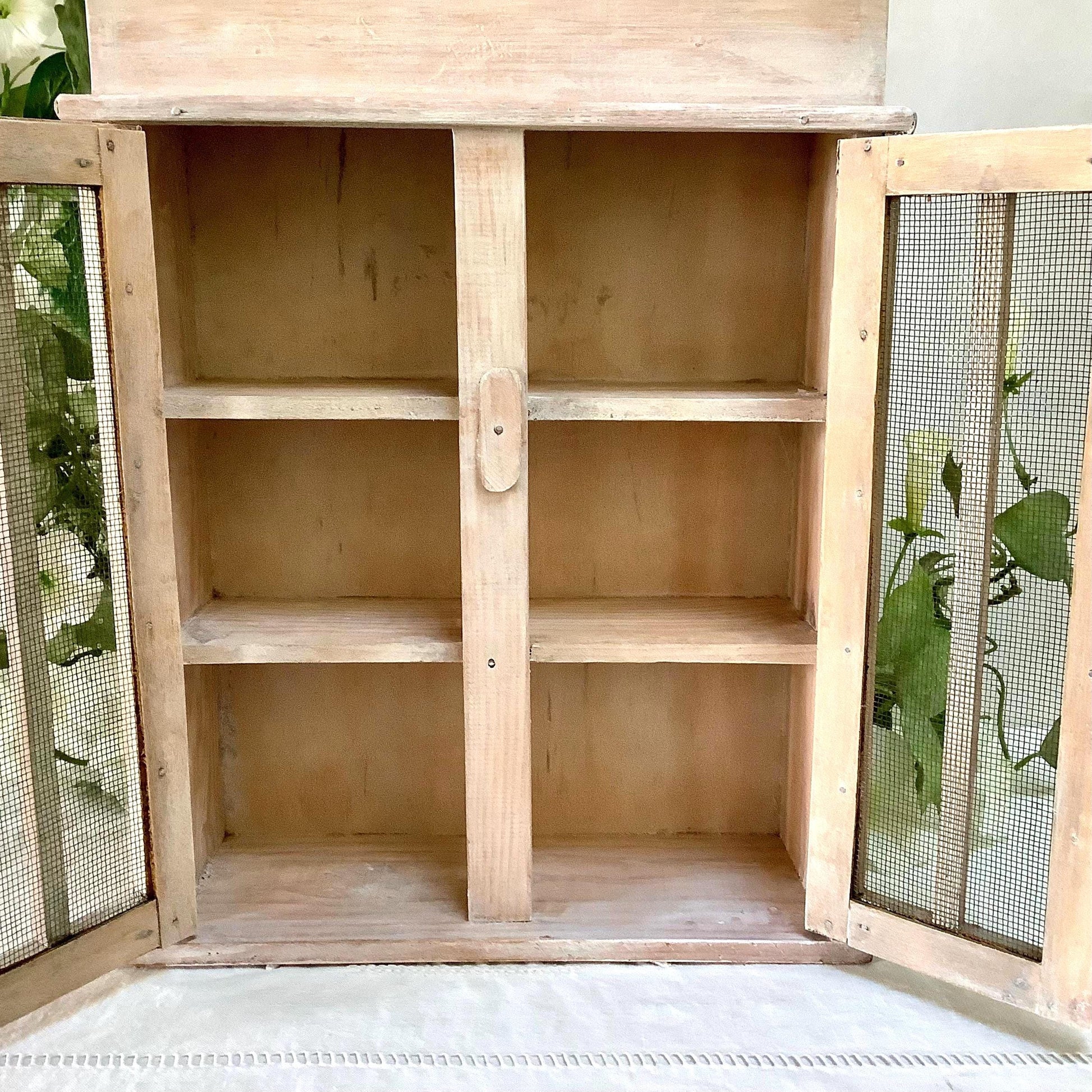 Petite armoire garde manger vintage bois blanchi ht 37 cm