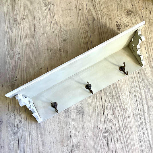 Étagère bois vintage gris 3 crochets porte casseroles 60 cm