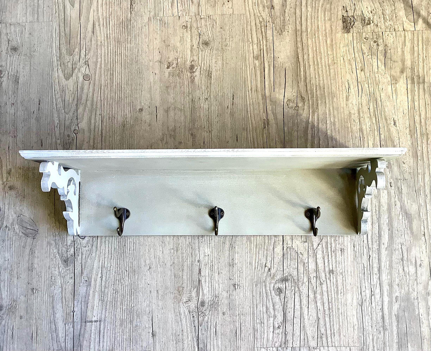 Étagère bois vintage gris 3 crochets porte casseroles 60 cm