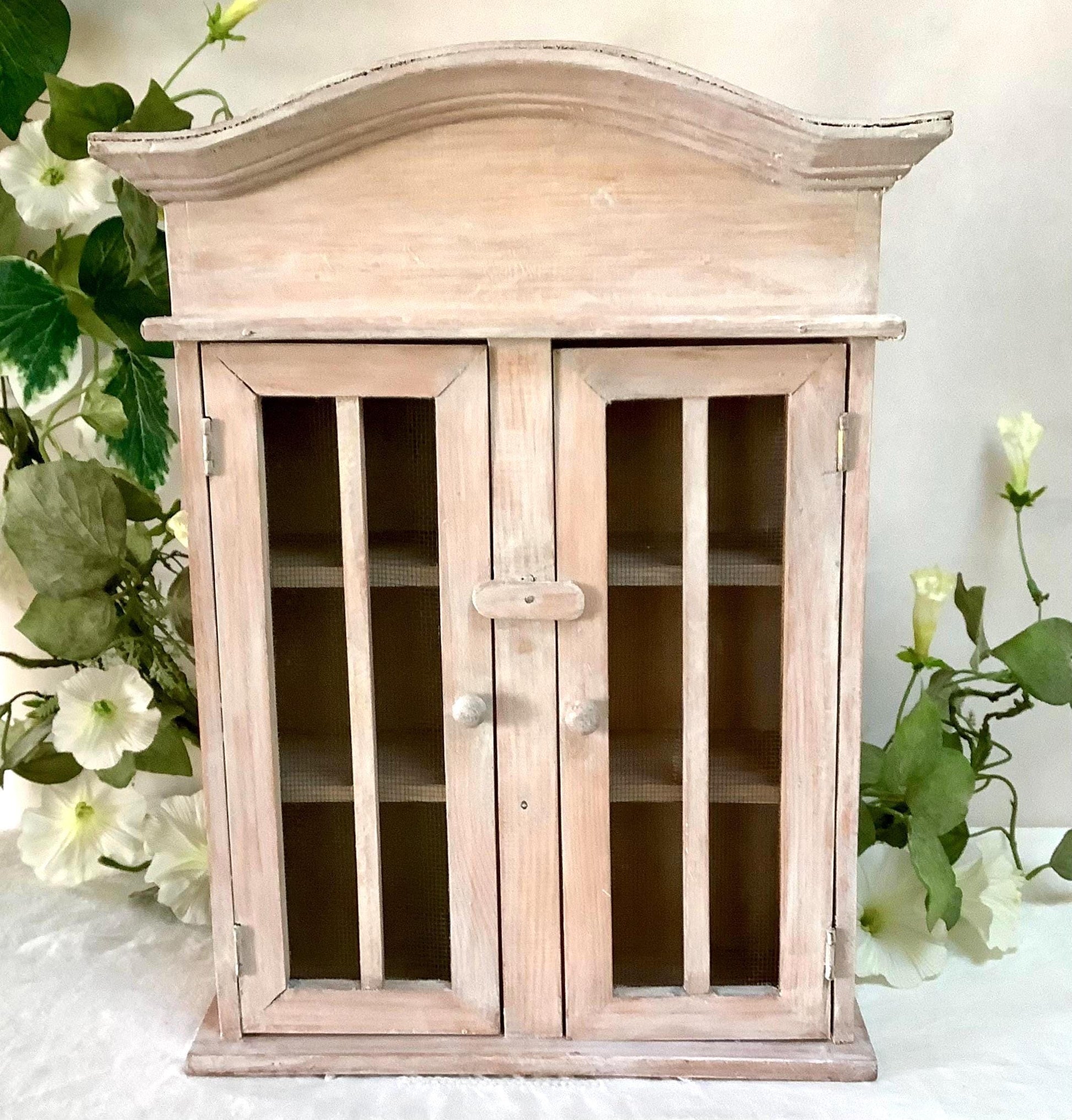 Petite armoire garde manger vintage bois blanchi ht 37 cm
