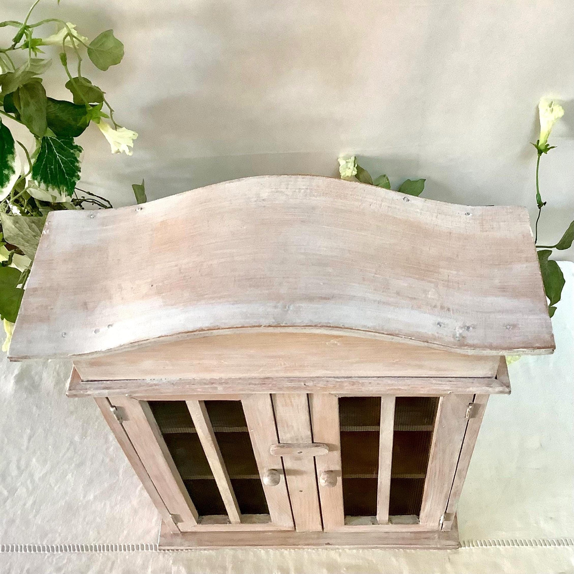 Petite armoire garde manger vintage bois blanchi ht 37 cm