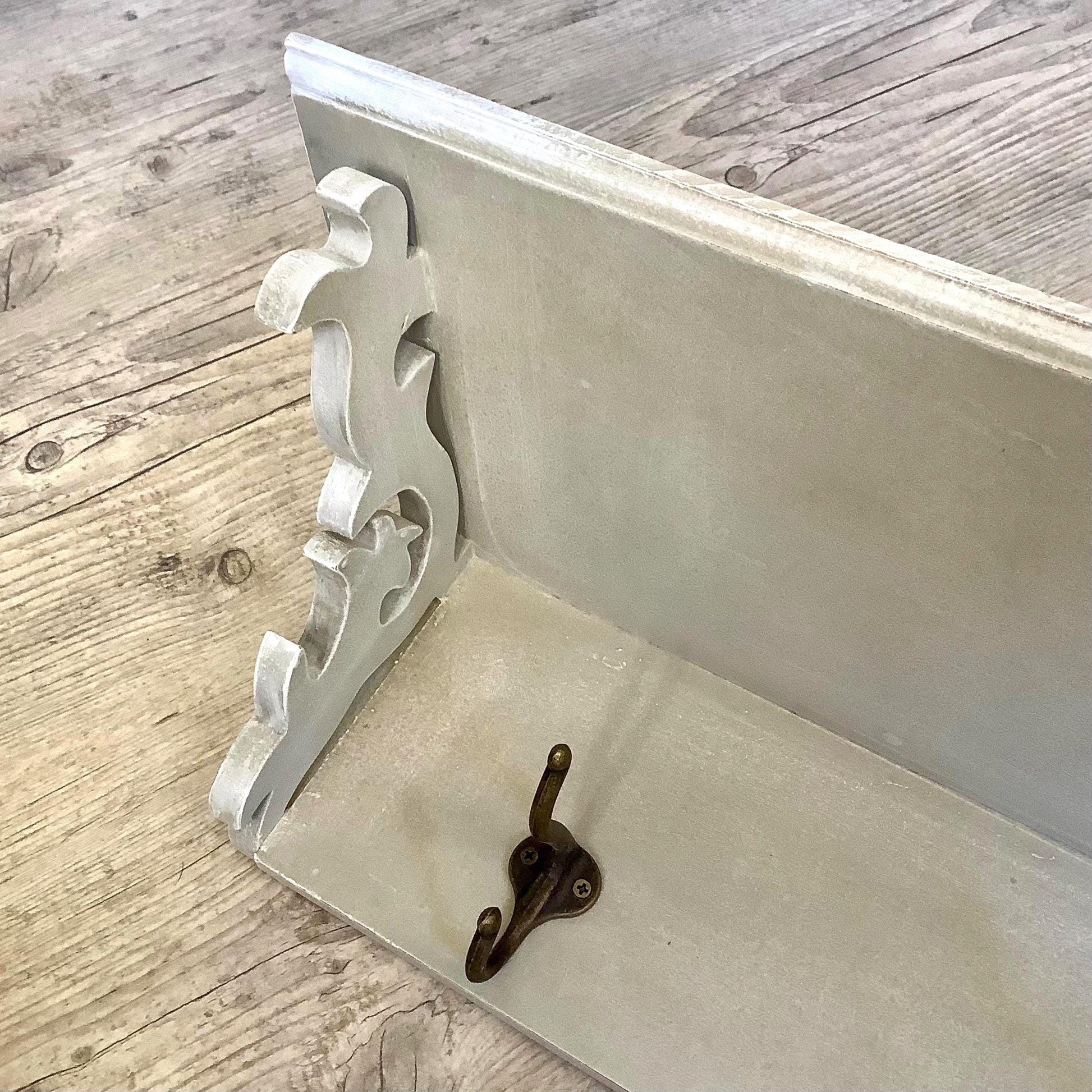 Étagère bois vintage gris 3 crochets porte casseroles 60 cm