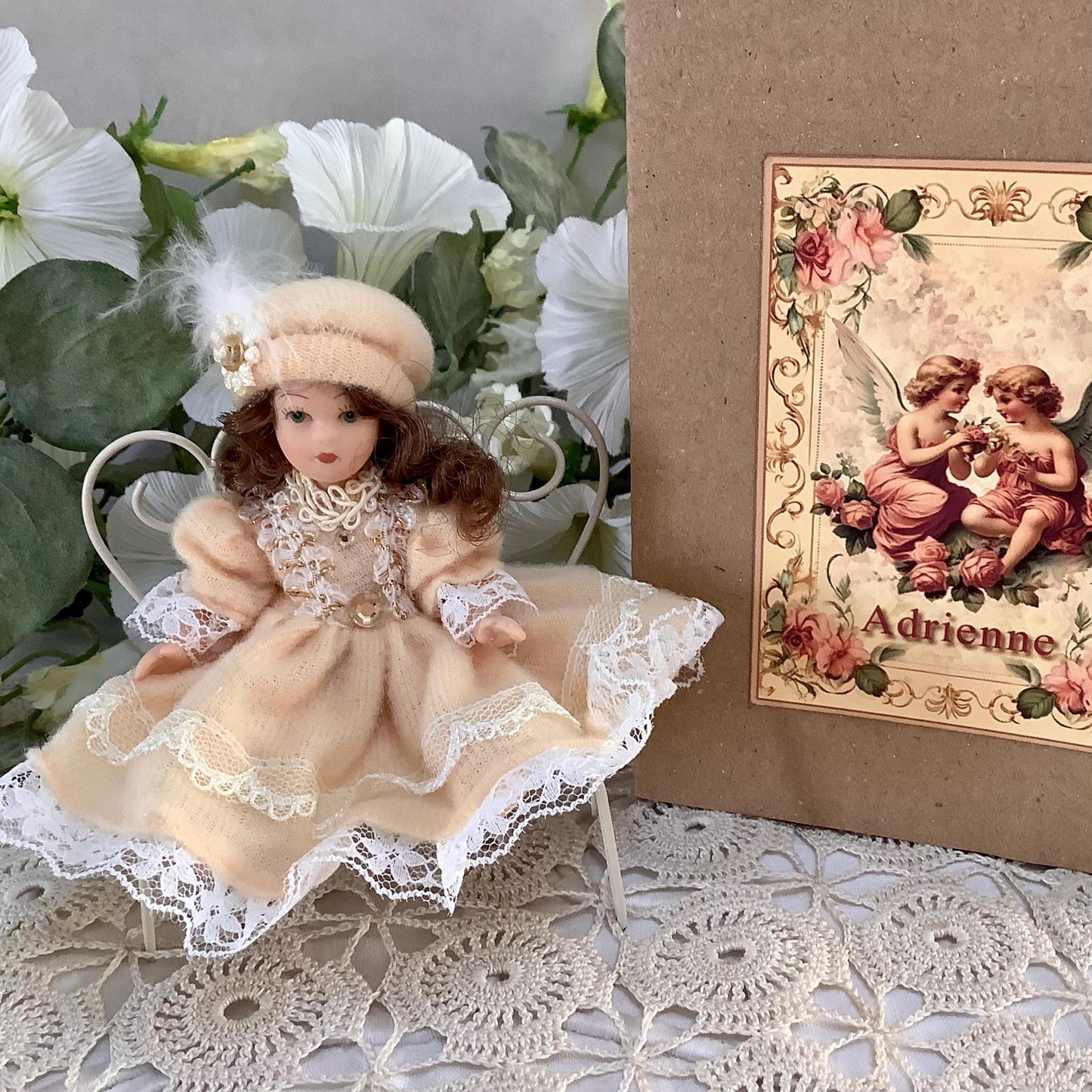 Adrienne poupée porcelaine miniature vintage ht 11 cm