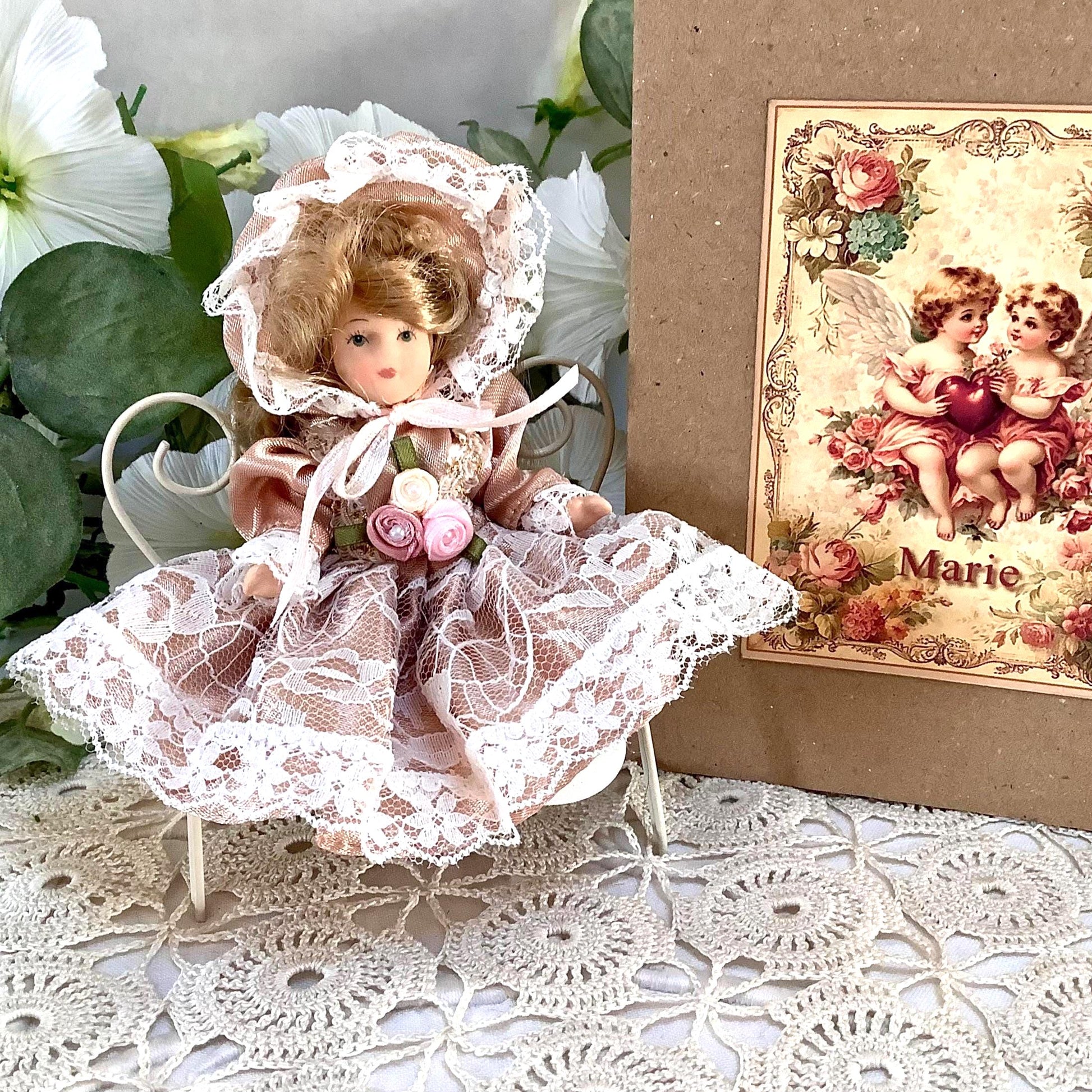 Marie poupée porcelaine miniature vintage ht 13 cm