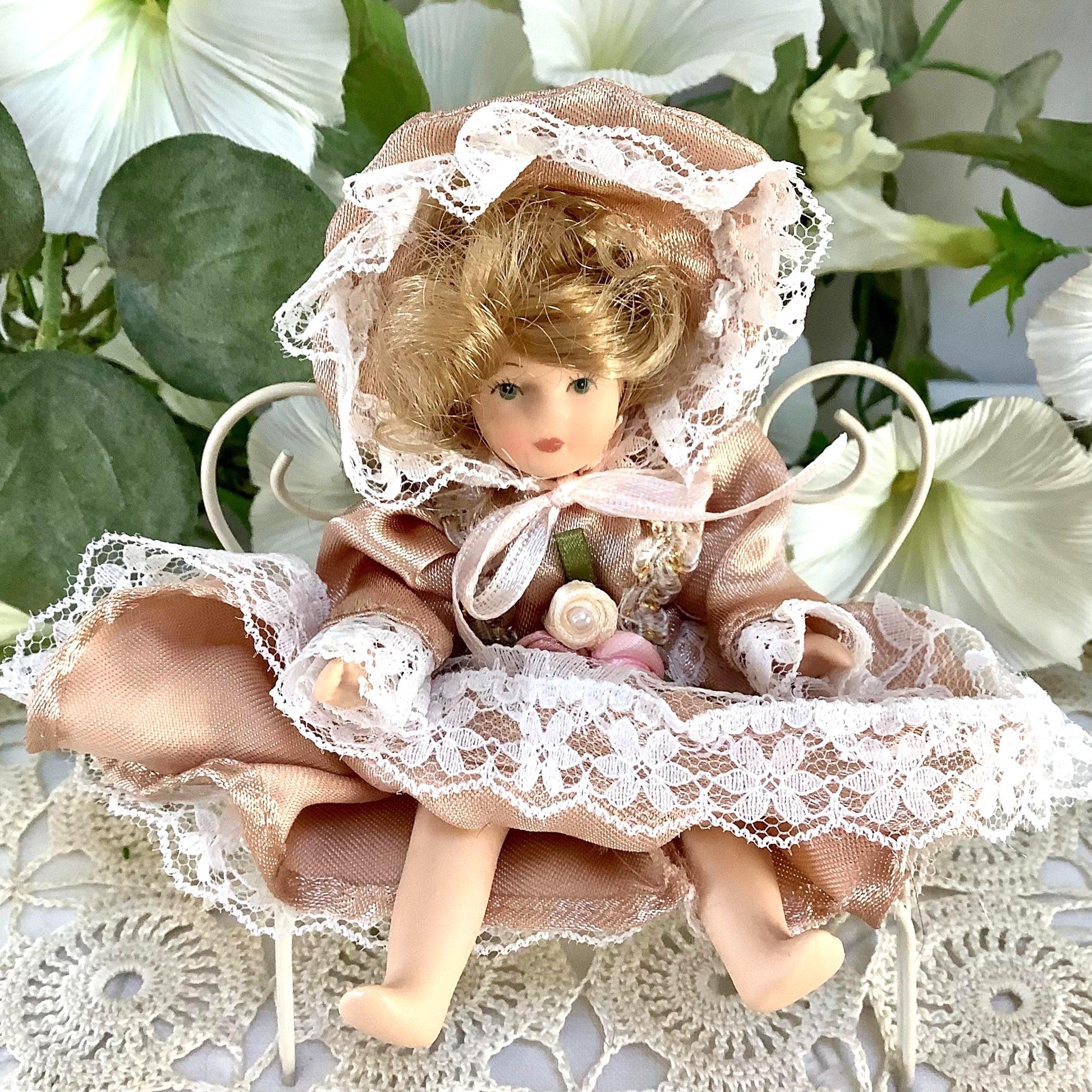 Marie poupée porcelaine miniature vintage ht 13 cm