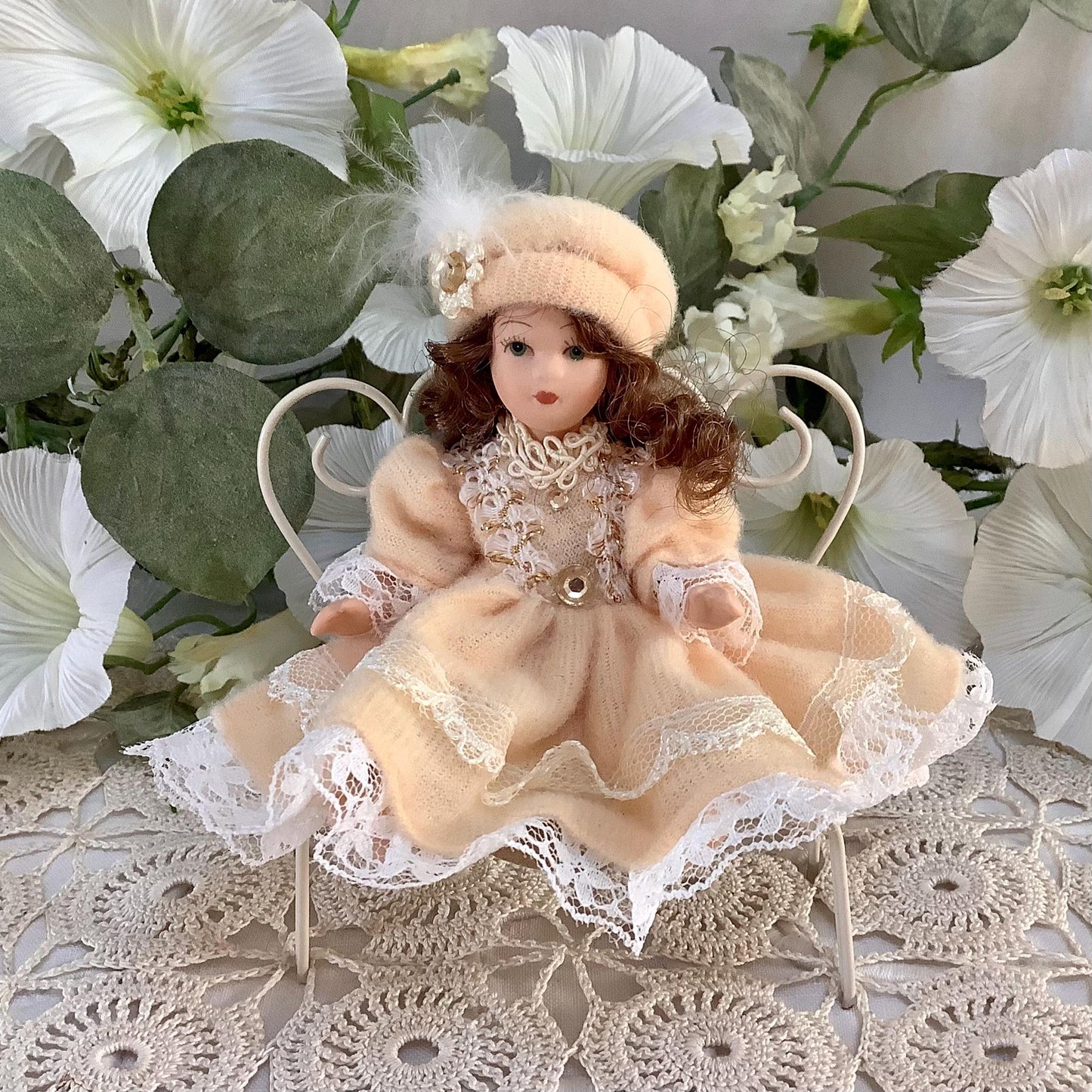 Adrienne poupée porcelaine miniature vintage ht 11 cm