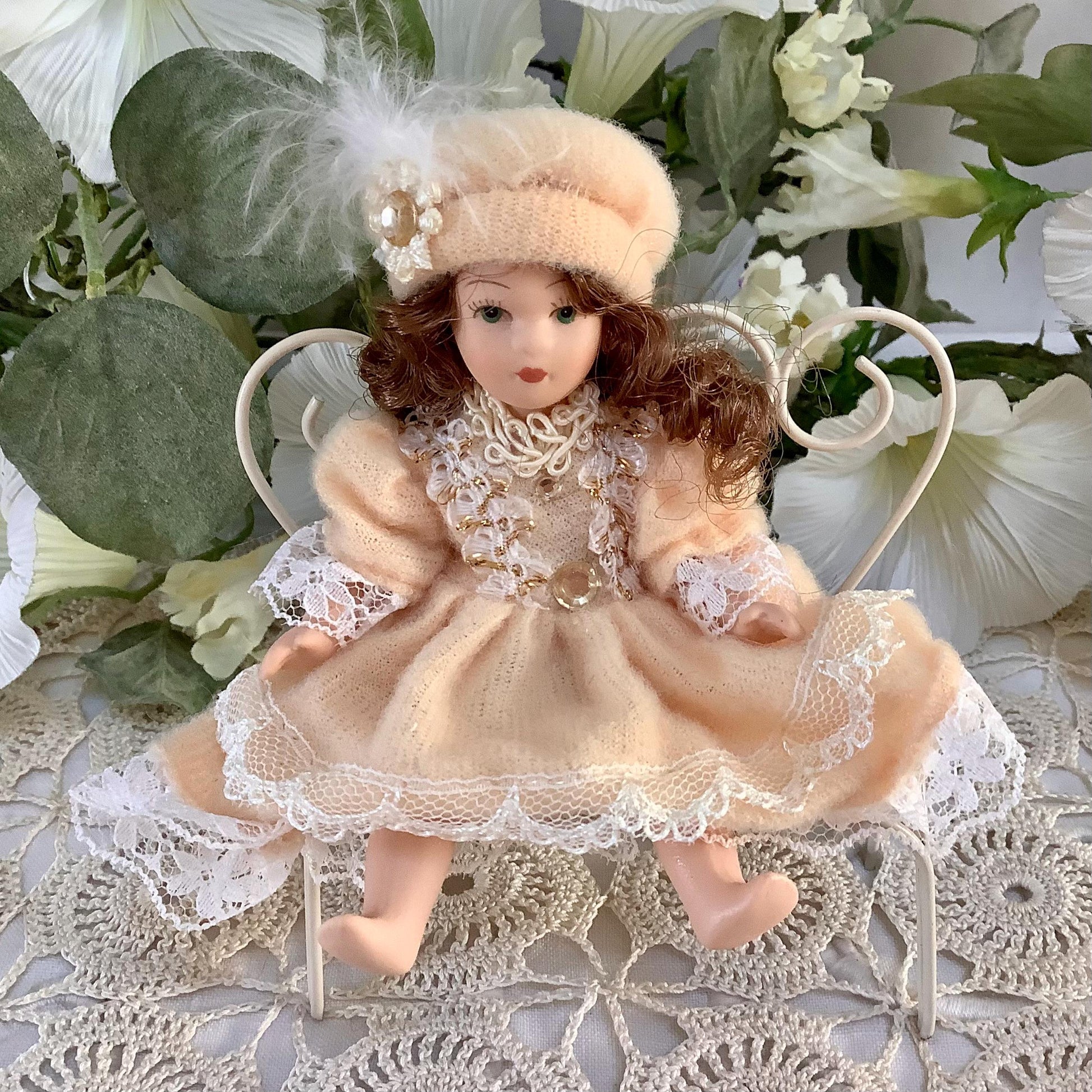 Adrienne poupée porcelaine miniature vintage ht 11 cm