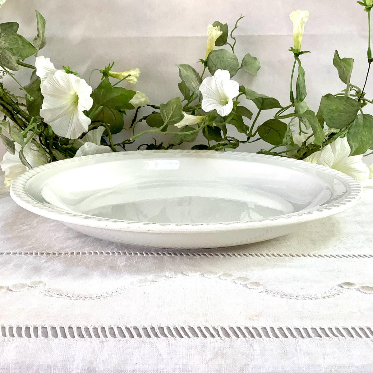 Plat rond blanc vintage torsadé faïence