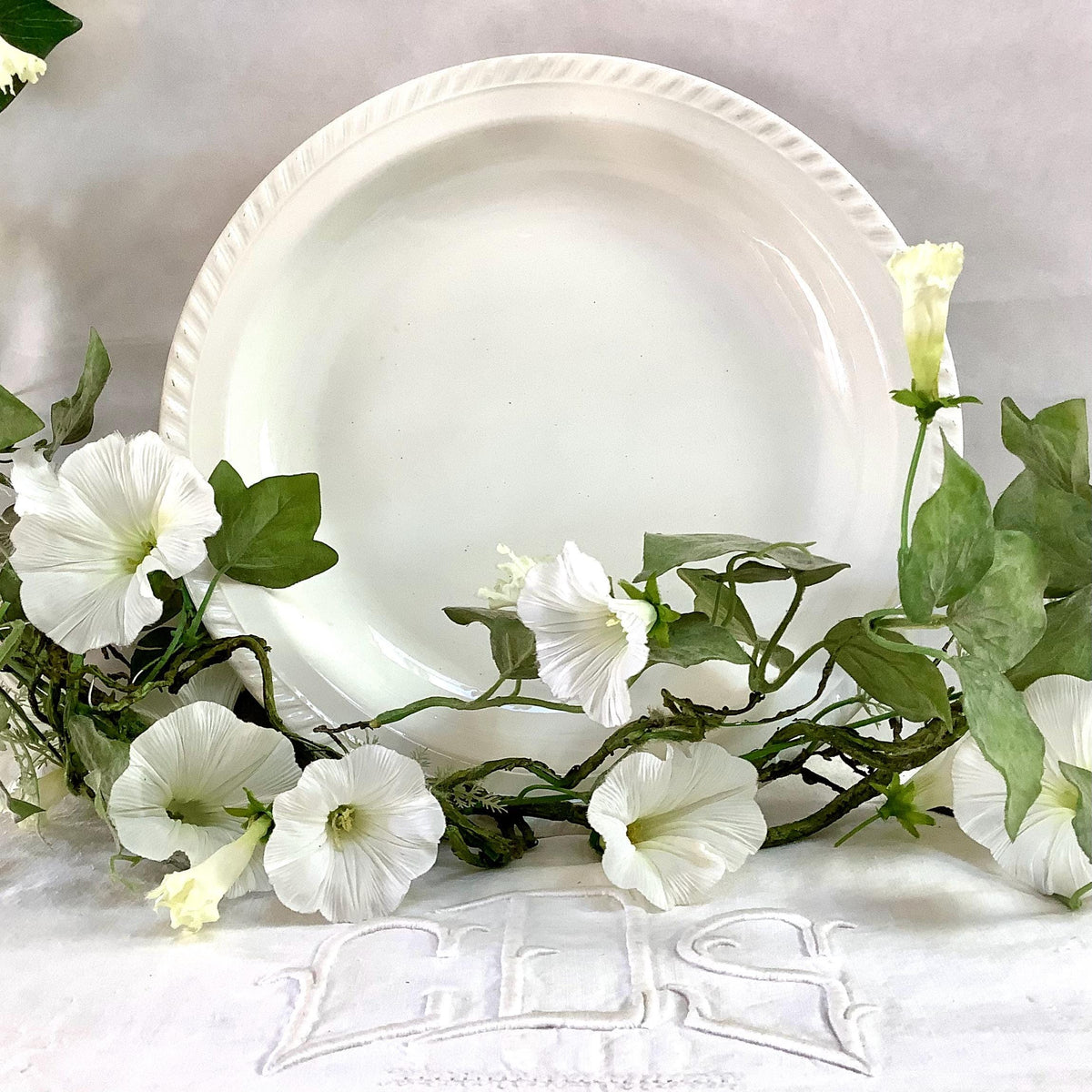 Plat rond blanc vintage torsadé faïence