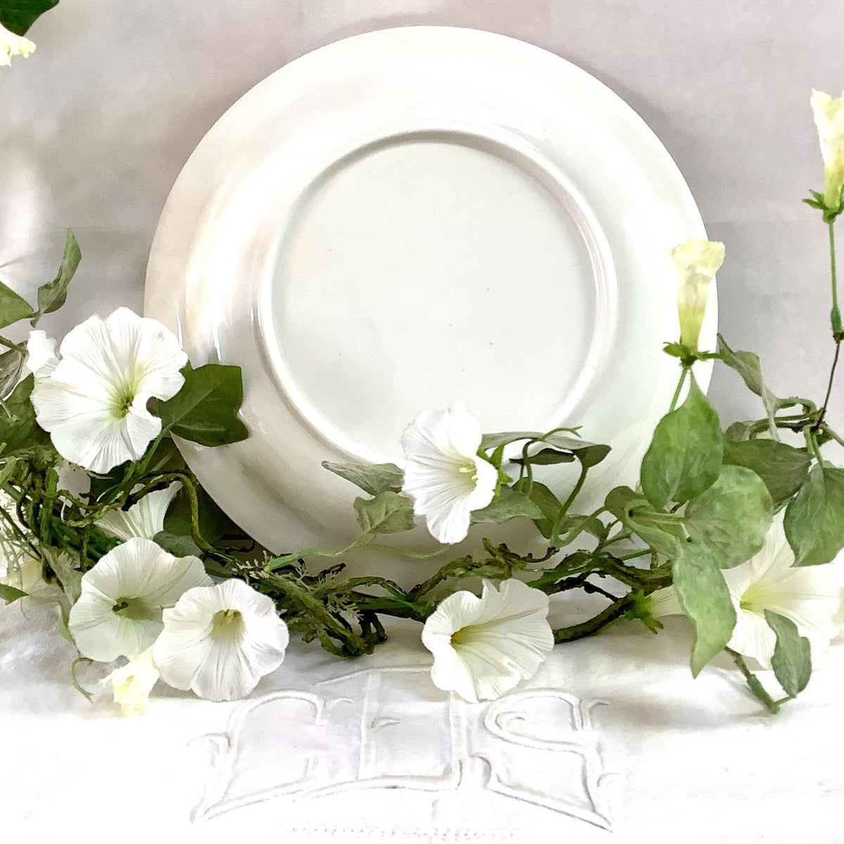 Plat rond blanc vintage torsadé faïence