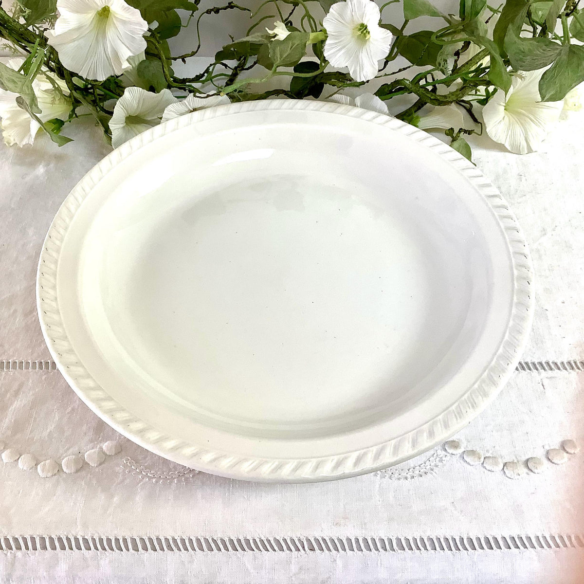 Plat rond blanc vintage torsadé faïence
