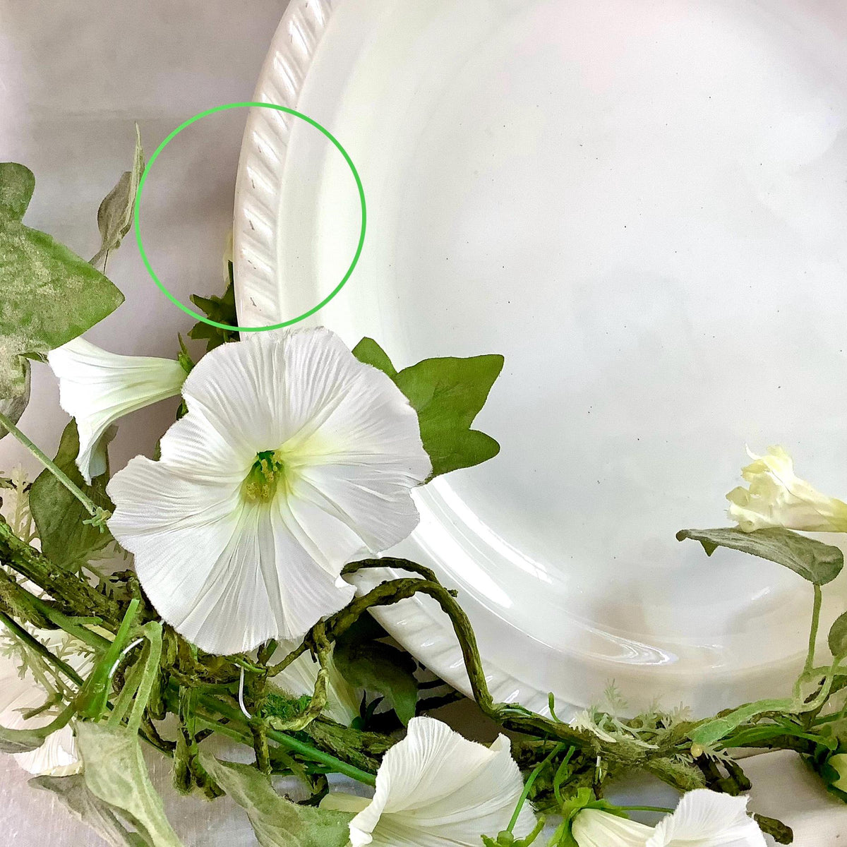 Plat rond blanc vintage torsadé faïence